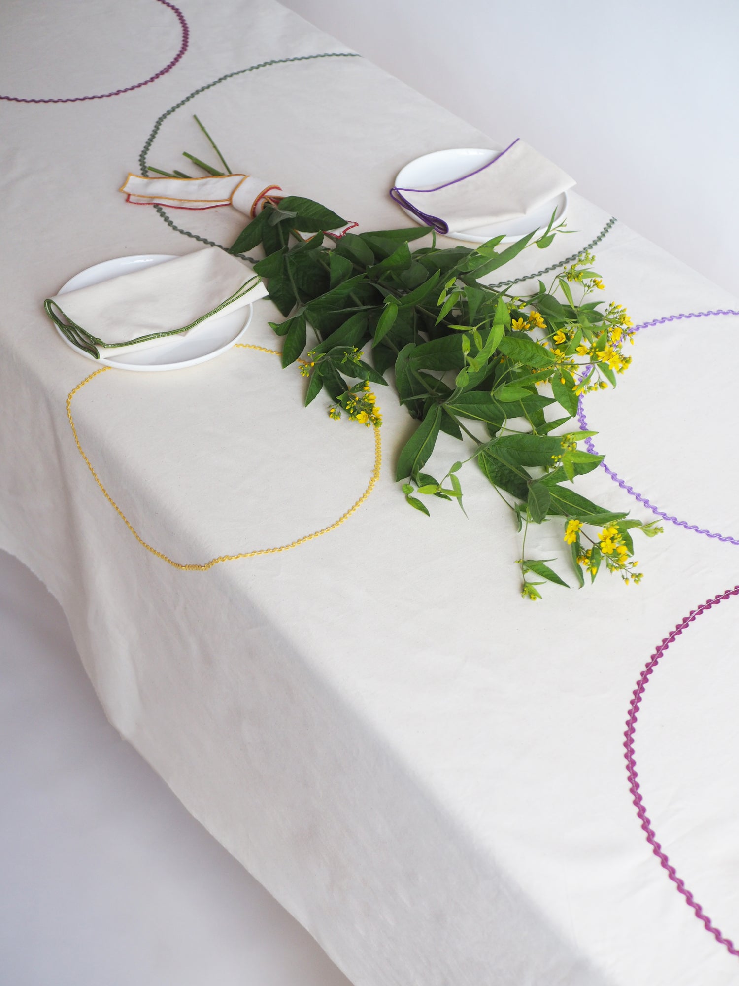 Tafellaken - Gebroken wit gekleurde cirkels - 150 x 240 cm