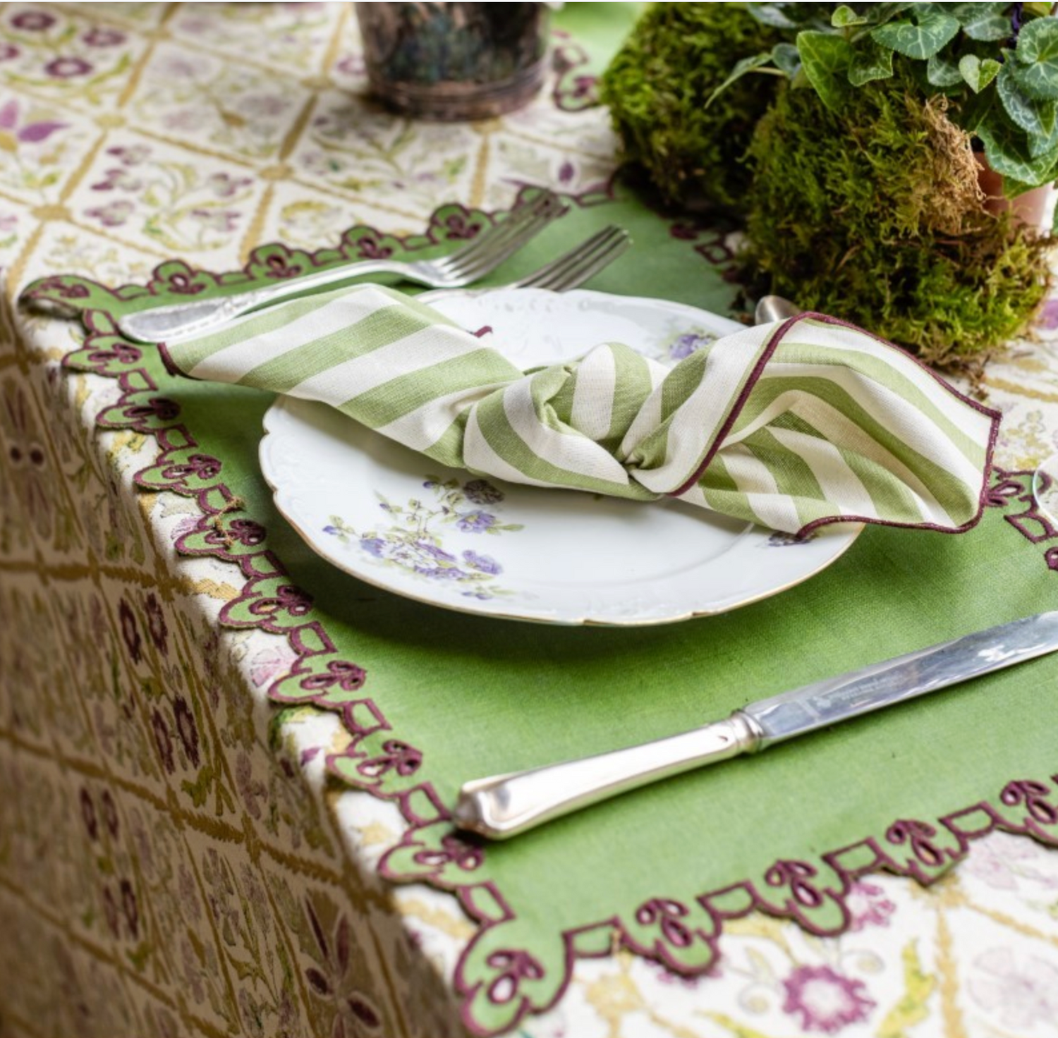 Vlekwerende Linnen Placemat – 50x35 cm - Groen met paarse broderie
