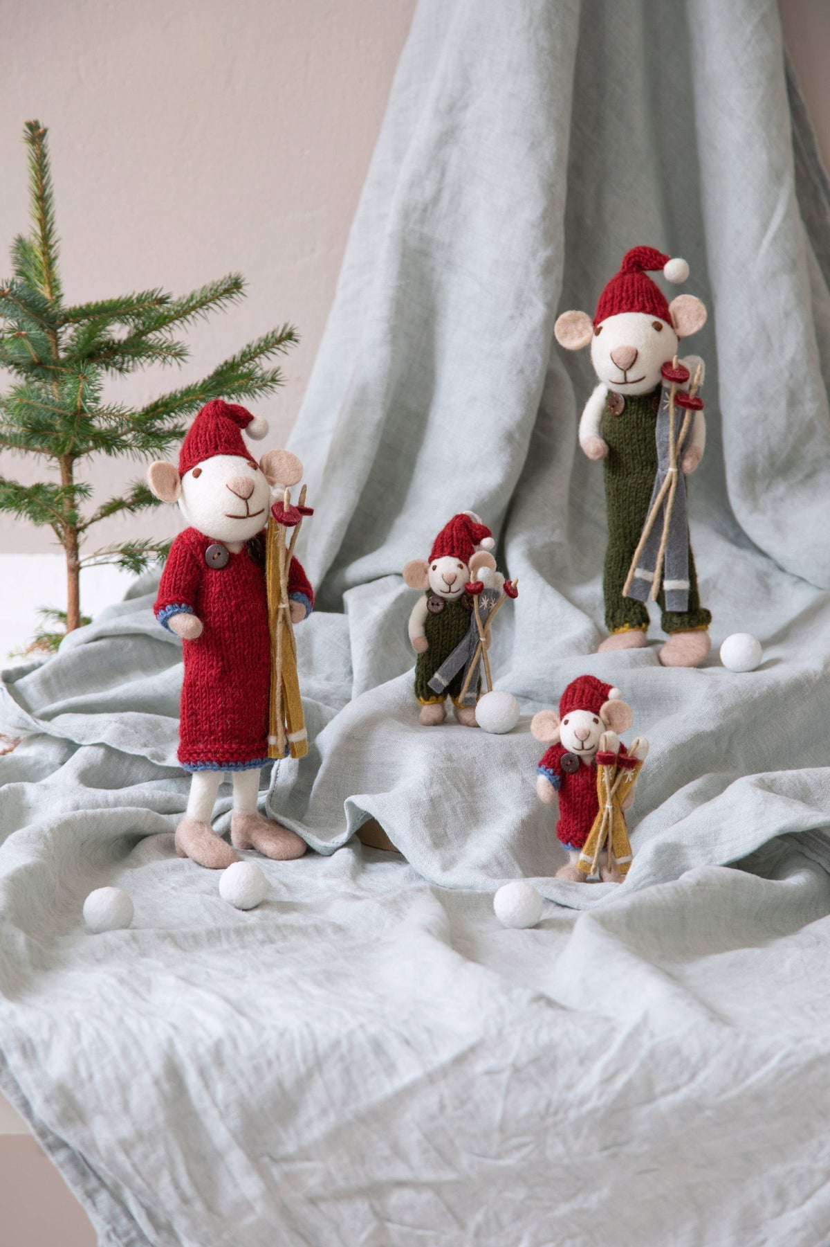 Christmas ornament - Little white mouse on skis