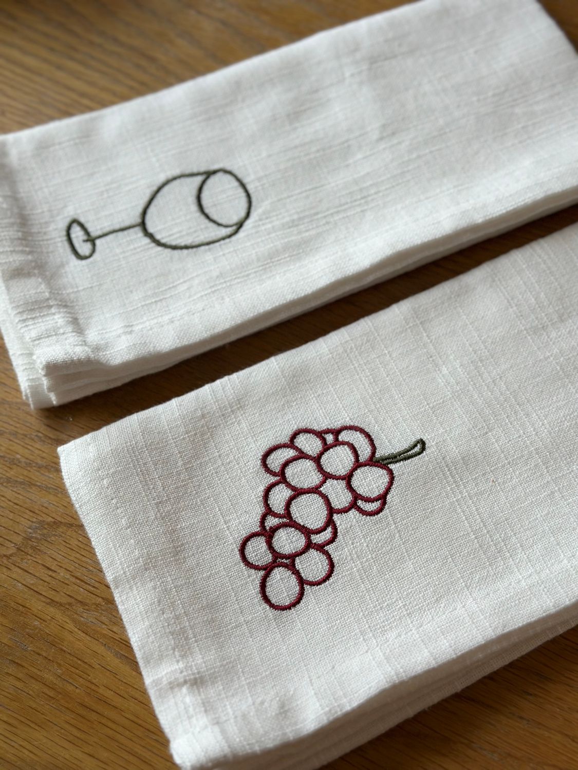 Set of 2 embroidered napkins 'Wine & Grapes'