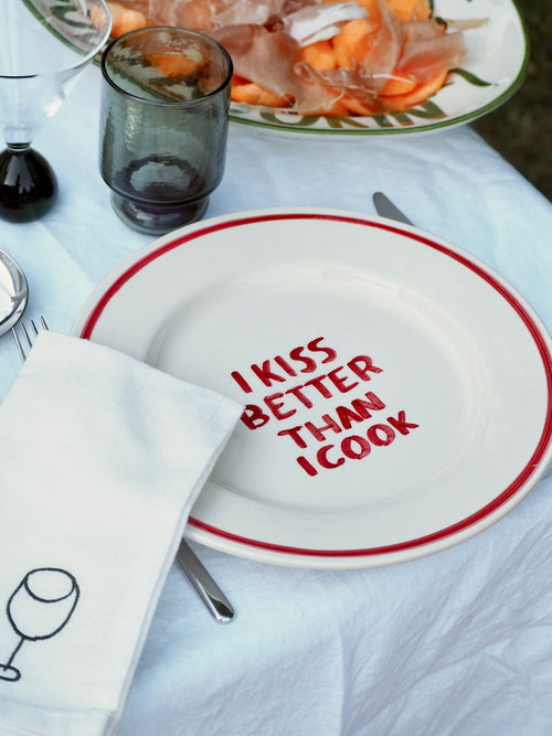 'I kiss better than I cook' plate — ø27cm