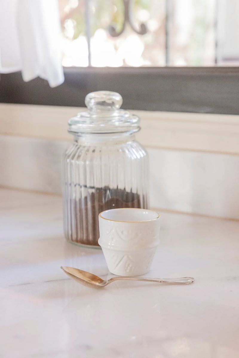 Keramische Espresso tasje – Wit relief met goud – 60ml