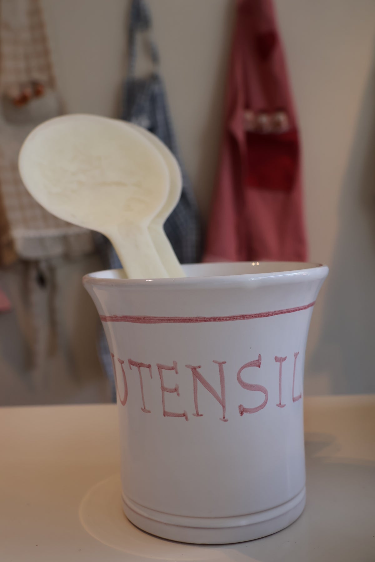 Kitchen utensil holder with inscription – Ø 15 x H 15 cm