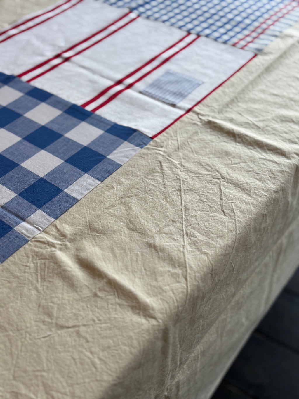 Tafellaken - Gebroken wit met blauw patchwork - 175x250cm