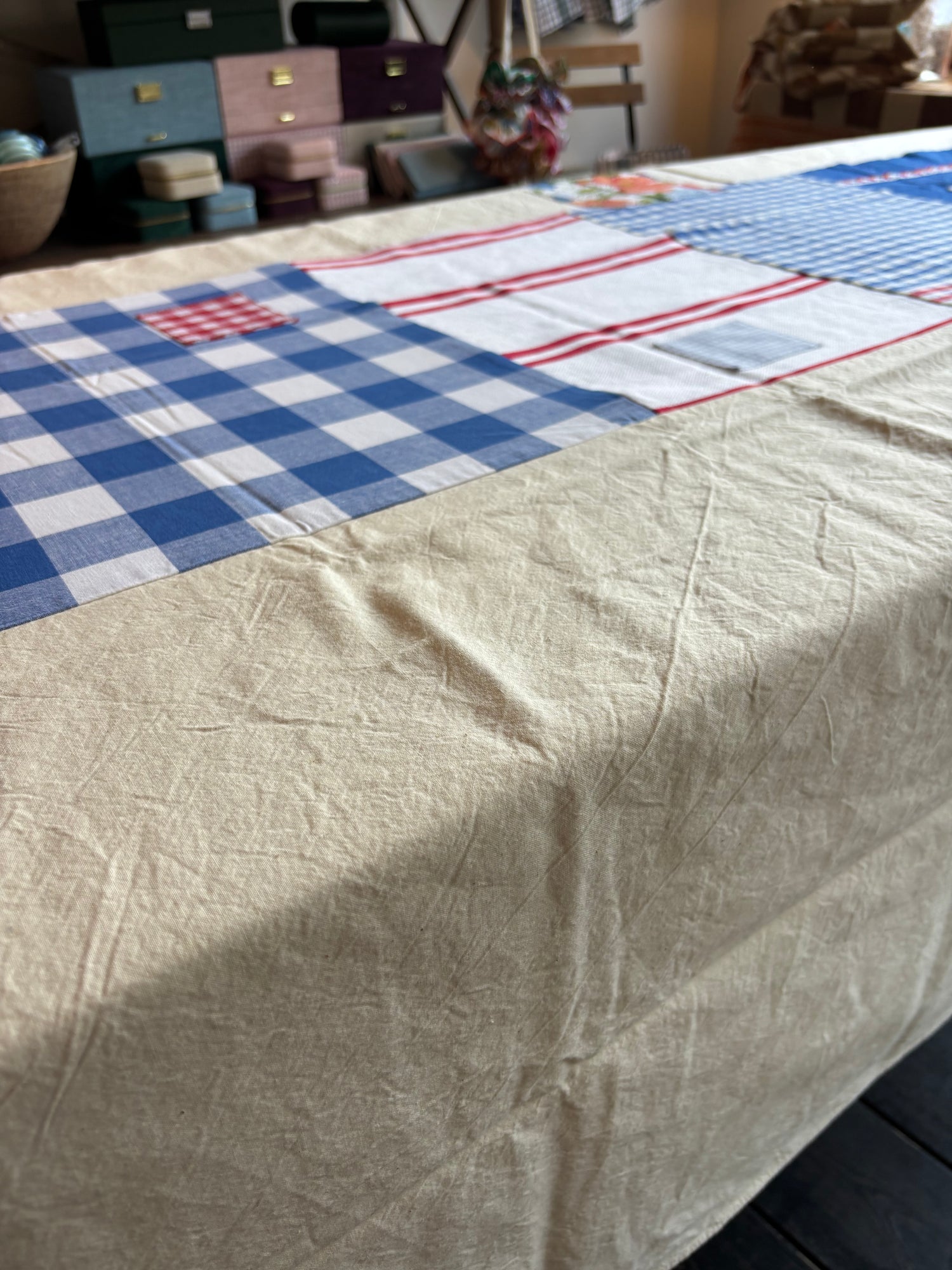 Tafellaken - Gebroken wit met blauw patchwork - 175x250cm