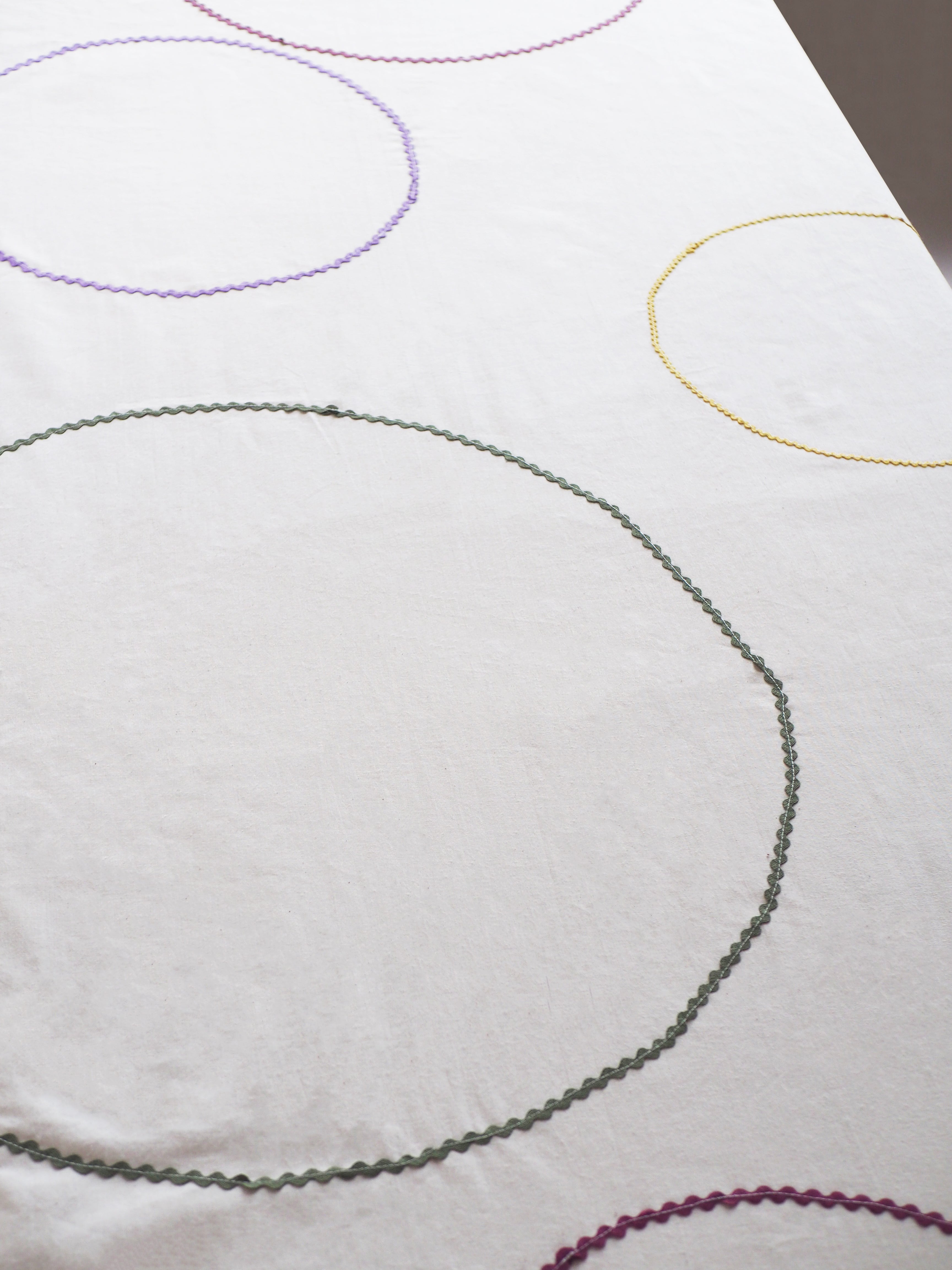 Tablecloth - Off-white colored circles - 150 x 240 cm