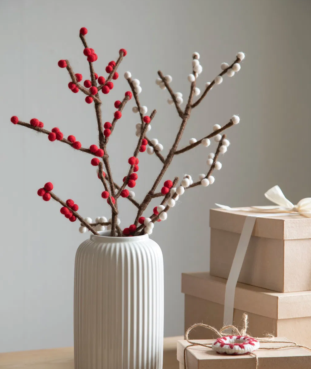 Kersttakjes in vilt van Gry & Sif met rode en witte besjes in een witte vaas