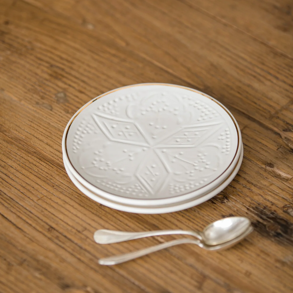Ceramic Plate – White Relief with Gold – Ø 20