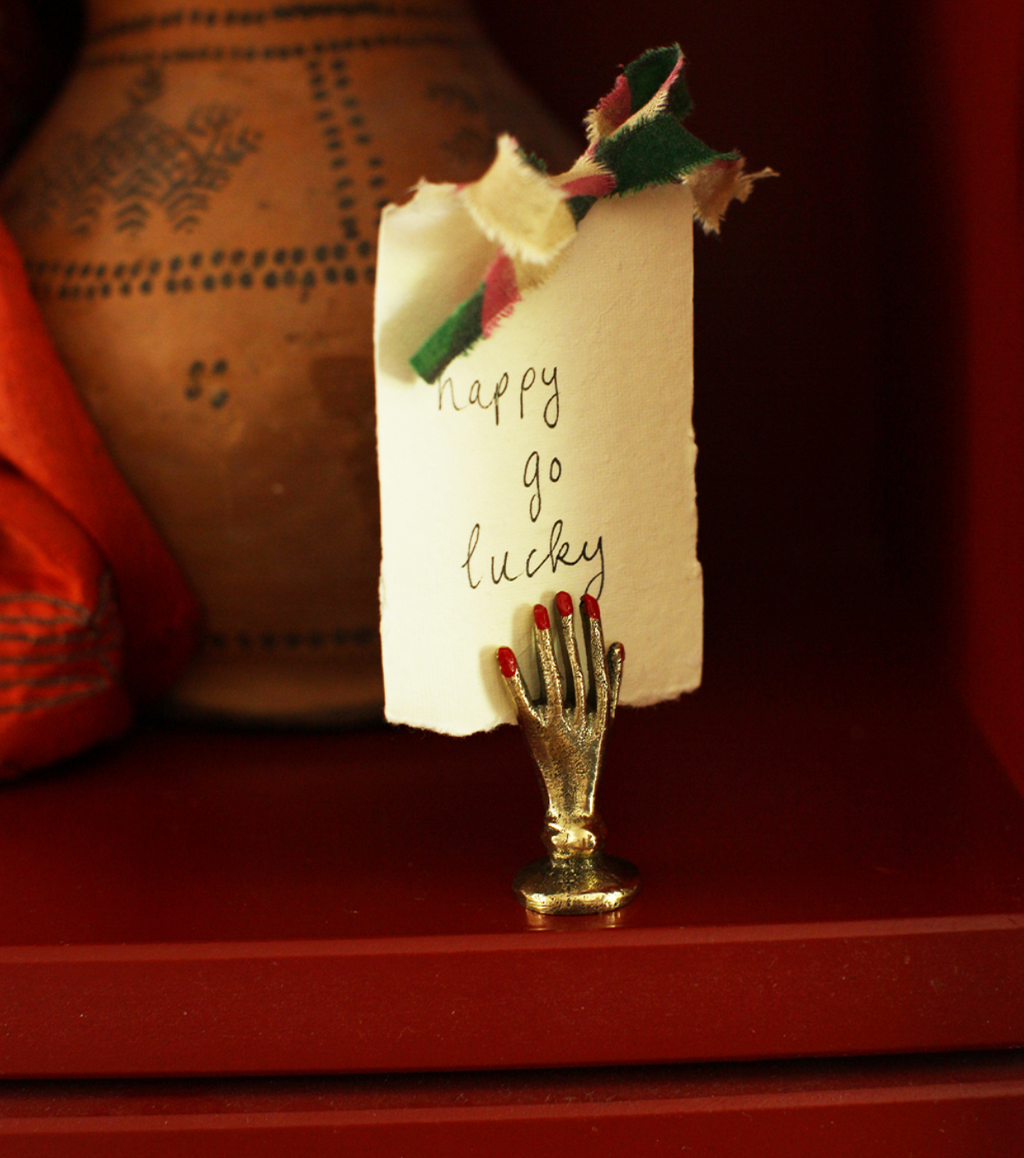 Card and photo holder "Hand"