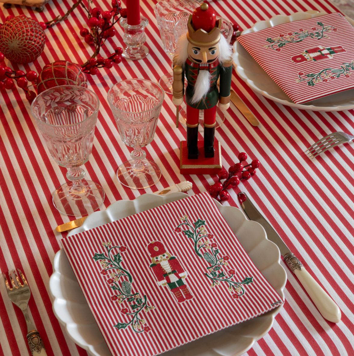 Disposable tablecloth Airlaid (Intissé) - Red Striped - 150 x 240cm