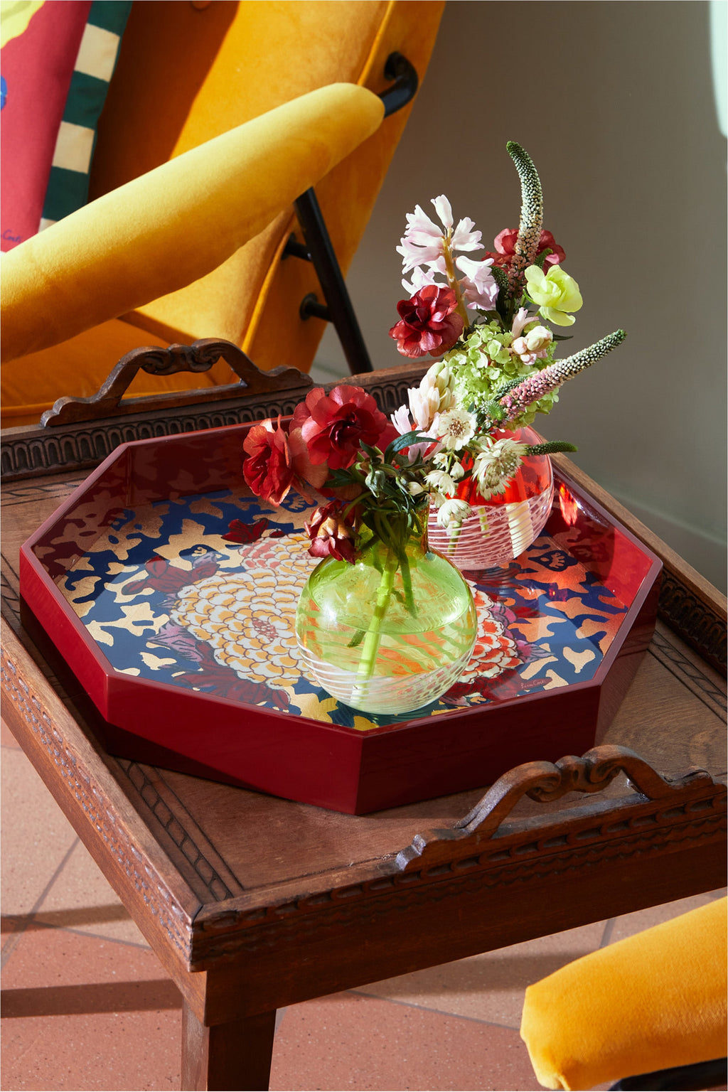 Achthoekig dienblad Arabesque Corolla donkerblauw, sfeerbeeld met bloemen