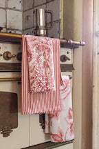 Set van 3 keukendoeken rood en roze aan het fornuis, sfeerbeeld