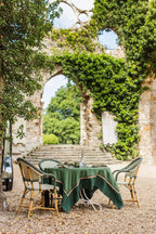 Linnen tafellaken Club tijm en bosgroen op een tafel in de tuin, sfeerbeeld