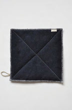 Pannenlap van Ensemble in marineblauw denim als platte packshot op lichte achtergrond