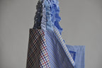 Close-up van kinderslabbetjes van Ensemble in popeline hemdstof met ruches, detail van de stof