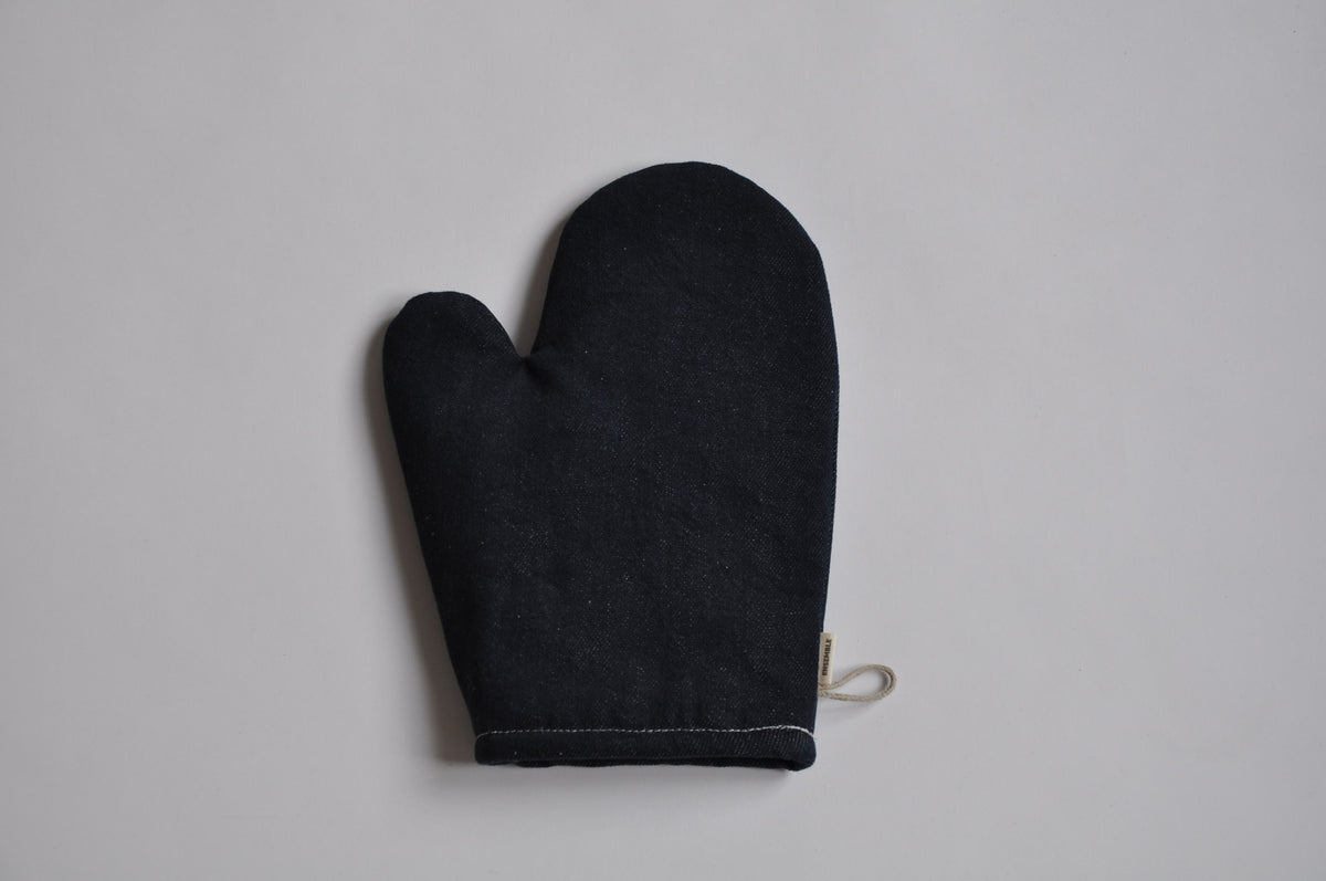 Ovenwant van Ensemble in marineblauw denim als platte packshot op lichtgrijze achtergrond
