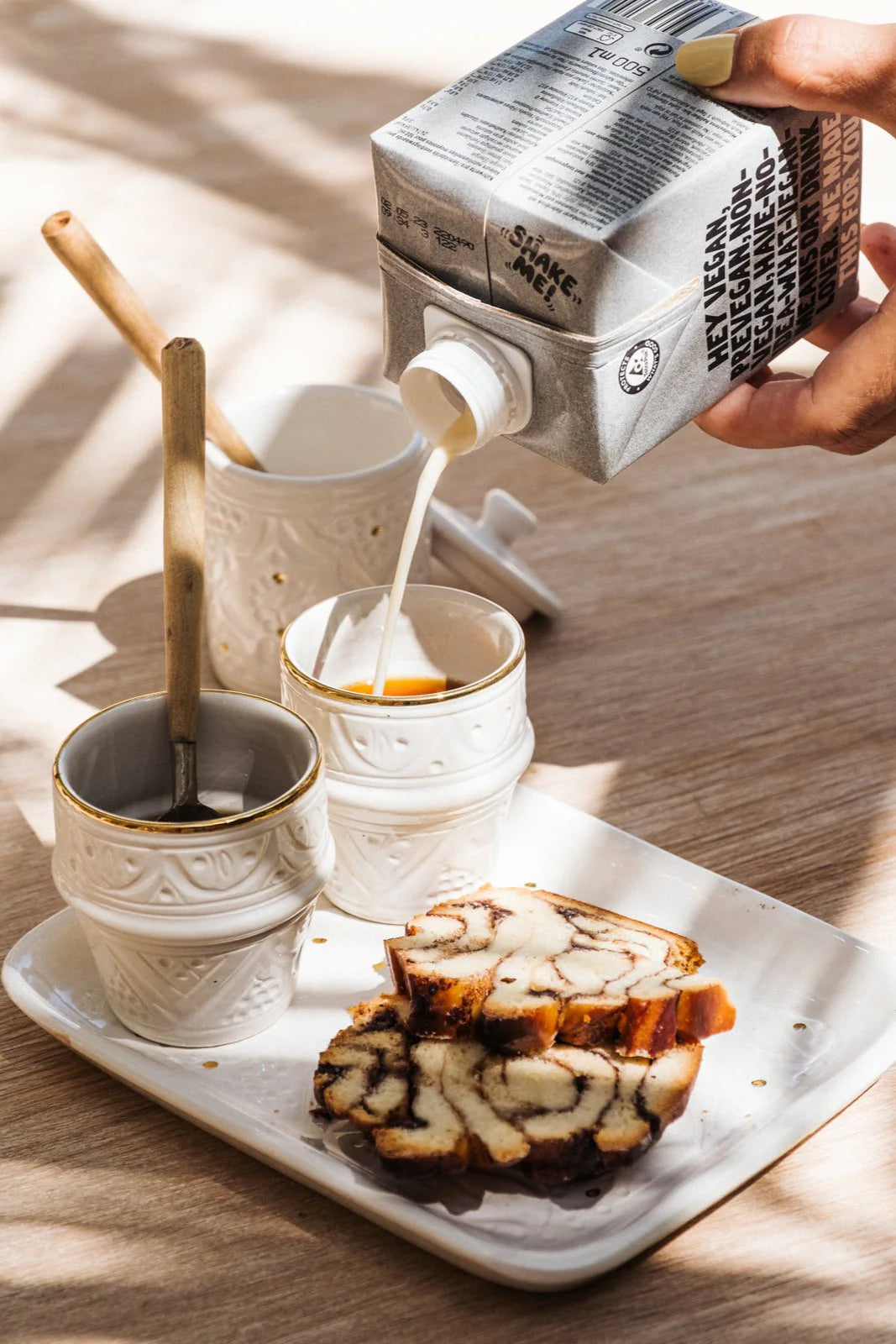 Ceramic Espresso Cup – White Relief with Gold – 60ml