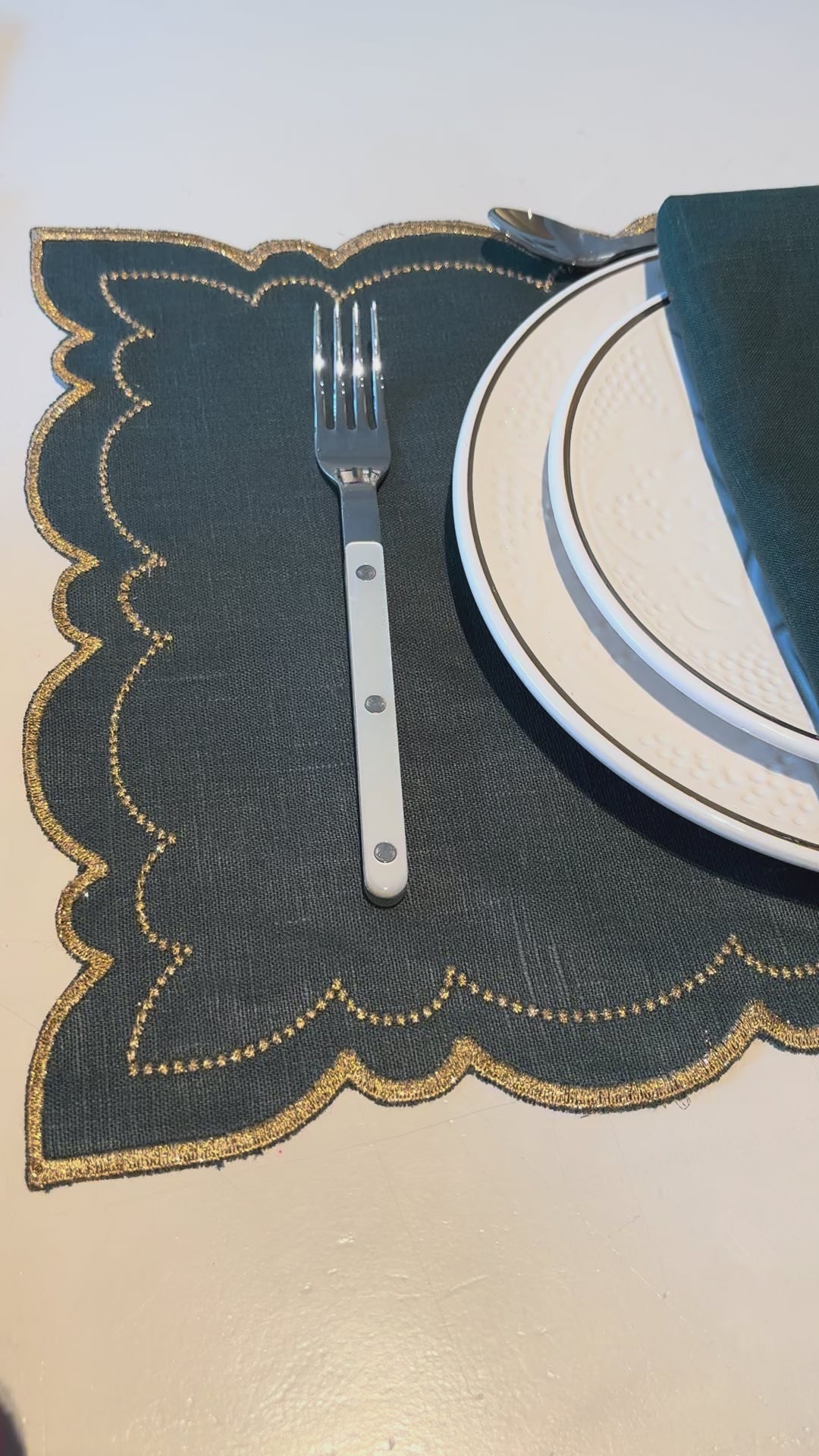 Letizia Vlekwerende Linnen Placemat 50 x 35 - Groen met gouden randje