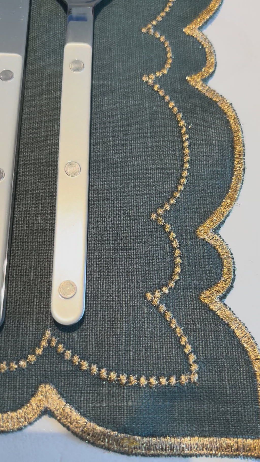 Letizia Vlekwerende Linnen Placemat 50 x 35 - Groen met gouden randje
