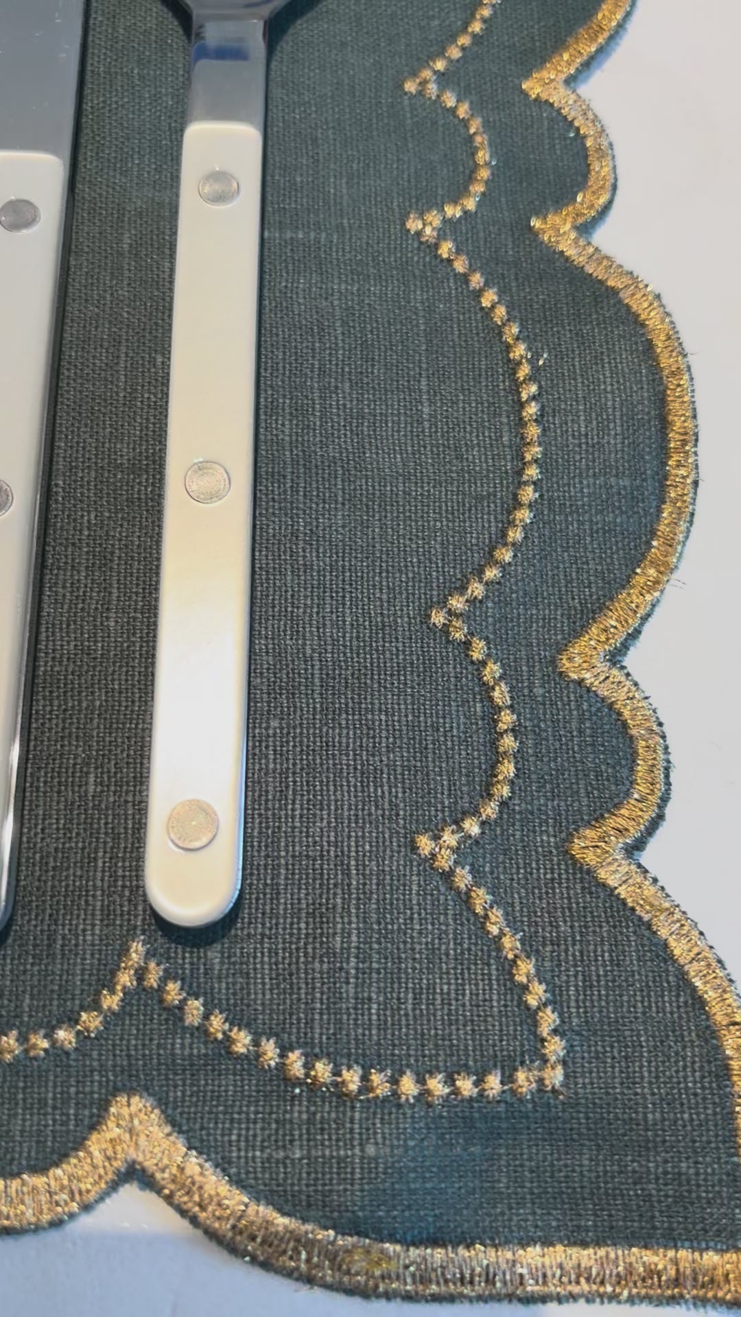 Letizia Vlekwerende Linnen Placemat 50 x 35 - Groen met gouden randje