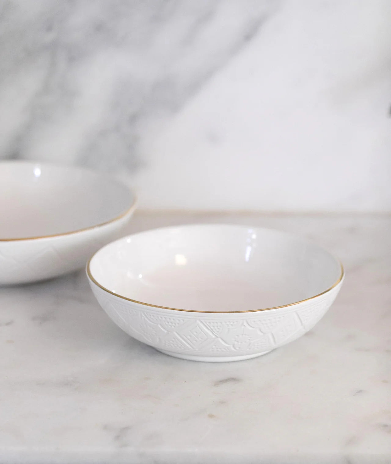 Keramische Saladekom – Wit relief met goud – Ø 26 cm