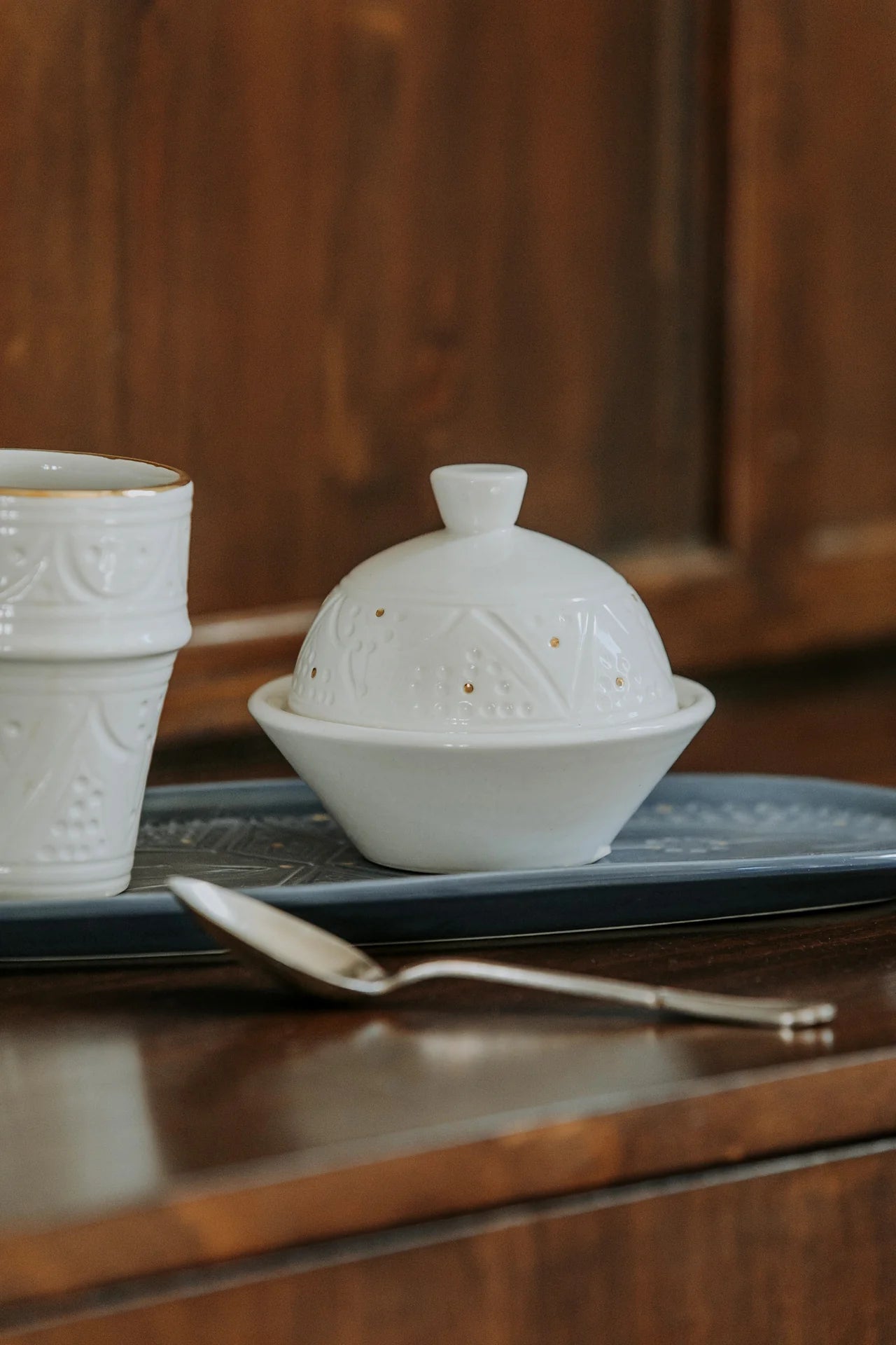 Ceramic Sugar Bowl – White relief with gold